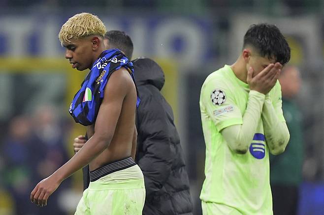 2025년 5월 7일(한국시간) 이탈리아 밀라노 산 시로 스타디움에서 열린 UEFA 챔피언스리그 4강 2차전 인터 밀란과 바르셀로나의 경기가 종료된 뒤, 바르셀로나의 라민 야말(왼쪽)이 아쉬운 표정을 짓고 있다.