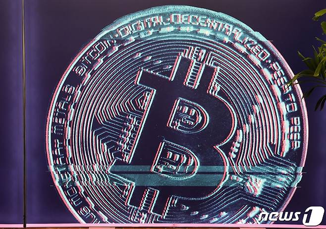 2022년 1월 19일(현지시간) 플로리다주 마이애미에서 열린 비트코인 컨퍼런스에서 등장한 비트코인 이미지. ⓒ AFP=뉴스1 ⓒ News1 김지현 기자