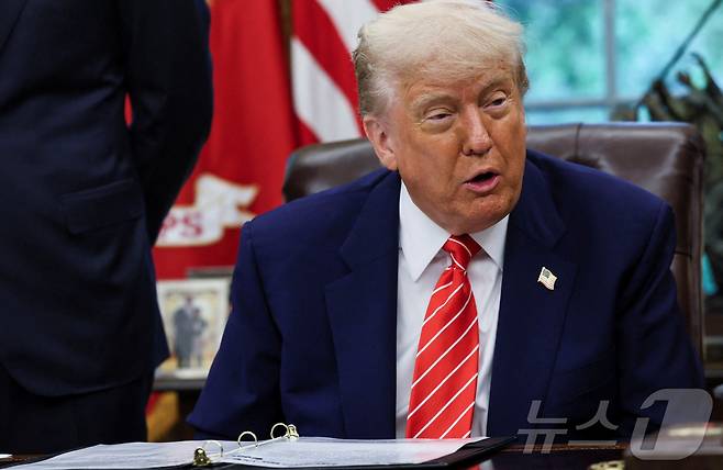 도널드 트럼프 미국 대통령이 8일(현지시간) 워싱턴DC 백악관 오벌 오피스에서 영국과의 무역 협정에 대해 발표하고 있다. 2025.05.08 ⓒ 로이터=뉴스1 ⓒ News1 류정민 특파원