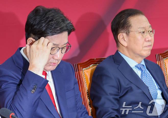 권성동 국민의힘 원내대표(왼쪽), 권영세 비상대책위원장이 8일 오전 서울 여의도 국회에서 열린 비상대책위원회의에서 생각에 잠겨 있다. 2025.5.8/뉴스1 ⓒ News1 안은나 기자