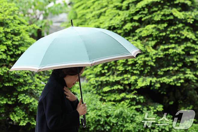 서울을 비롯한 수도권 일대에 비가 내린 1일 서울 강남구 코엑스 일대에서 우산을 쓴 시민들이 걸음을 옮기고 있다. 2025.5.1/뉴스1 ⓒ News1 신웅수 기자