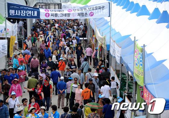 인파로 북적이는 강릉단오제.(뉴스1 DB)