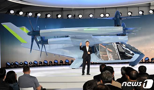 현대차·기아 미래항공모빌리티(AAM) 본부장 겸 슈퍼널 최고경영자(CEO) 신재원 사장이 지난해 1월 미국 라스베이거스에서 열린 CES 2024에서 차세대 기체 ‘S-A2’를 소개하는 모습<자료사진>. S-A2는 현대차그룹이 2028년 상용화를 목표로 개발중인 전기 수직 이착륙기(eVTOL)다. (현대차그룹 제공) 2024.1.10/뉴스1