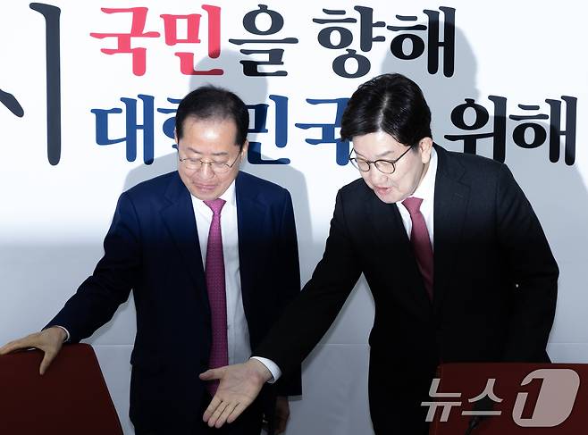 권성동 국민의힘 원내대표와 제21대 대통령선거에 출마 선언을 앞둔 홍준표 전 대구시장 지난 4월 14일 오전 서울 여의도 국회에서 면담을 앞두고 기념촬영을 마친 후 자리에 착석하고 있다. 2025.4.14/뉴스1 ⓒ News1 이재명 기자