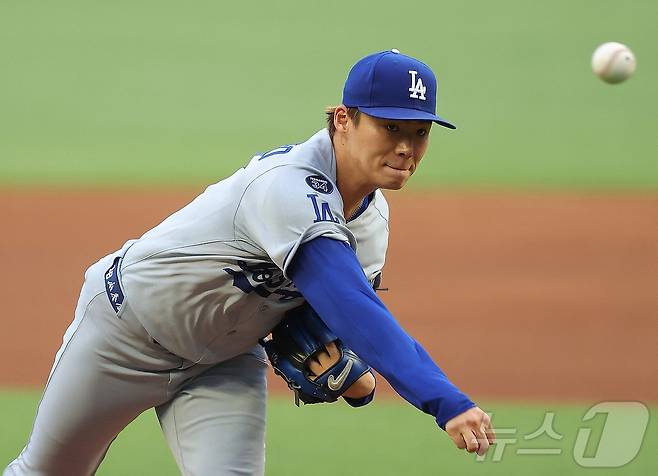 다저스 선발 투수 야마모토. ⓒ AFP=뉴스1