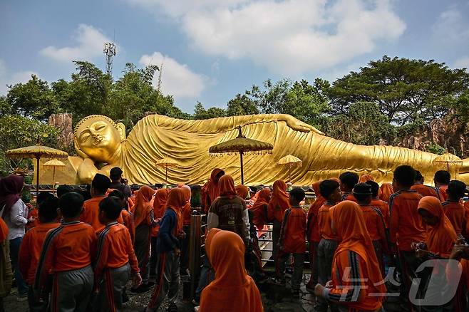 이슬람 기숙학교 학생들이 베삭 축제를 앞두고 7일(현지시간) 인도네시아 모조케르토의 마하 비하라 모조파히트 사원에서 문화적, 종교적 다양성을 경험하고 있다. ⓒ AFP=뉴스1