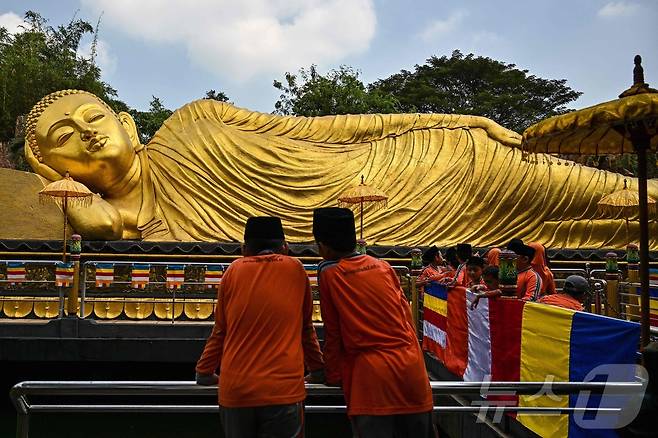 이슬람 기숙학교 학생들이 베삭 축제를 앞두고 7일(현지시간) 인도네시아 모조케르토의 마하 비하라 모조파히트 사원에서 문화적, 종교적 다양성을 경험하고 있다. ⓒ AFP=뉴스1