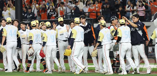 7일 대전 한화생명볼파크에서 열린 '2025 신한 SOL 뱅크 KBO리그' 프로야구 한화 이글스와 삼성라이온즈 경기에서 한화가 승리하며 9연승, 단독 선두가 되며 선수들이 하이파이브를 하고 있다. 2025.5.7/뉴스1 ⓒ News1 김기남 기자