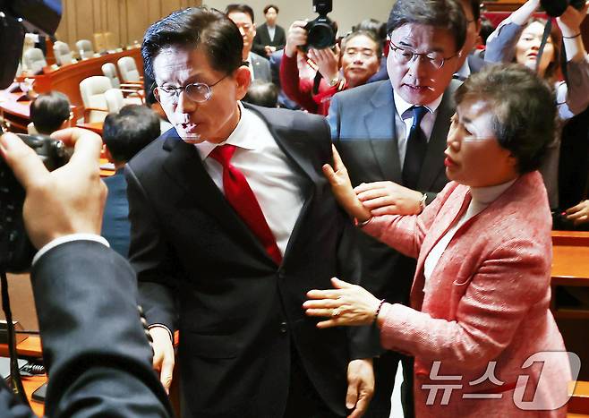 김문수 국민의힘 대통령 후보가 9일 서울 여의도 국회에서 열린 의원총회에서 "무소속을 당 후보 만들려 불법부당 수단 동원, 중단하라＂며 입장을 밝힌 뒤 의총장을 떠나자 의원들이 김 후보의 퇴장을 말리고 있다. 2025.5.9/뉴스1 ⓒ News1 김민지 기자