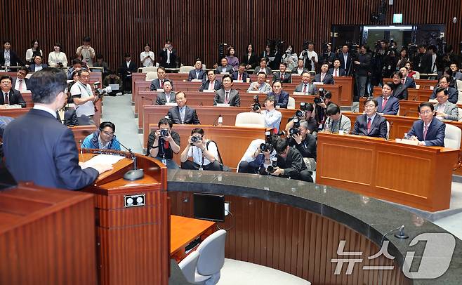 김문수 국민의힘 대통령 후보가 9일 서울 여의도 국회에서 열린 의원총회에서 지도부를 향해 "무소속을 당 후보 만들려 불법부당 수단 동원, 중단하라＂며 입장을 밝히고 있다. 2025.5.9/뉴스1 ⓒ News1 안은나 기자