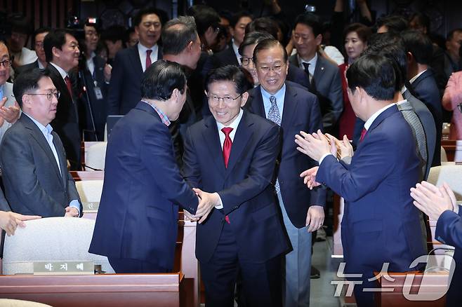 김문수 국민의힘 대통령 후보가 9일 서울 여의도 국회에서 권영세 비대위원장, 권성동 원내대표와 의원총회에 입장하며 인사하고 있다. 2025.5.9/뉴스1 ⓒ News1 안은나 기자