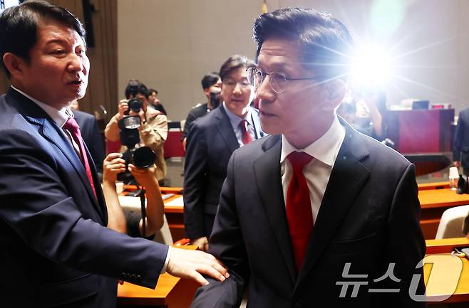 김문수 국민의힘 대통령 후보가 9일 서울 여의도 국회에서 열린 의원총회에서 "무소속을 당 후보 만들려 불법부당 수단 동원, 중단하라＂며 입장을 밝힌 뒤 의총장을 떠나자 의원들이 이를 말리고 있다. 2025.5.9/뉴스1 ⓒ News1 김민지 기자