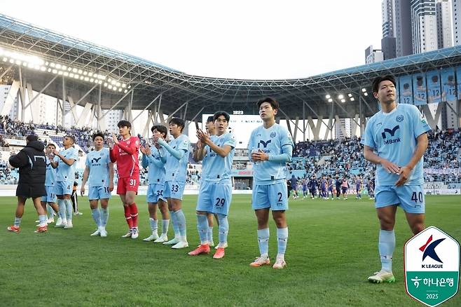 팬들 앞에서 인사하는 대구 선수들(한국프로축구연맹 제공)