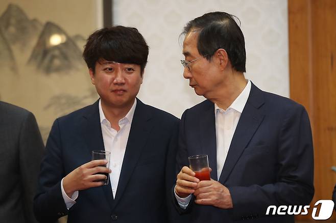 2022년 7월 6일 당시 한덕수 국무총리와 이준석 국민의힘 대표가 서울 삼청동 총리공관에서 윤석열 정부 출범 뒤 처음으로 열린 고위 당정 협의회에서 이야기를 나누고 있다. 2022.7.6/뉴스1 ⓒ News1 임세영 기자