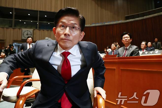 김문수 국민의힘 대통령 후보가 9일 서울 여의도 국회에서 열린 의원총회에서 회의장을 나가기 위해 일어서고 있다. 2025.5.9/뉴스1 ⓒ News1 김민지 기자