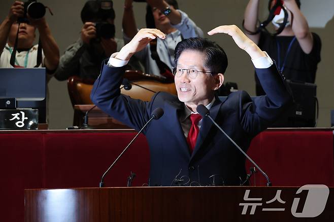 김문수 국민의힘 대통령 후보가 9일 서울 여의도 국회에서 열린 의원총회에서 하트를 만들고 있다. ⓒ News1 안은나 기자