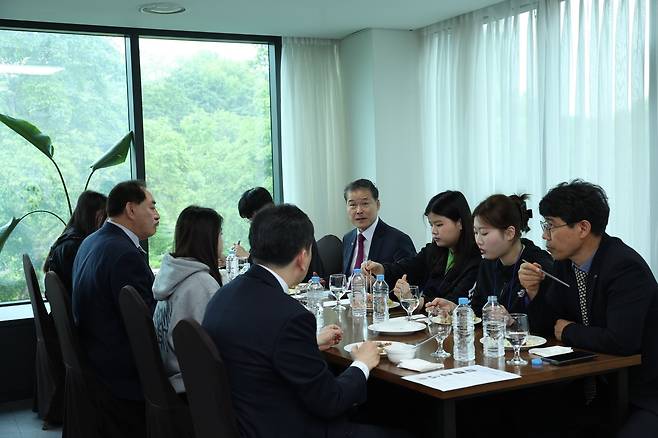 9일 김영호 통일부 장관이 탈북 청소년들이 참석한 제1회 '스포츠 스타와 함께하는 스포츠 캠프'에서 오찬을 함께하며 격려하는 모습. (통일부 제공)