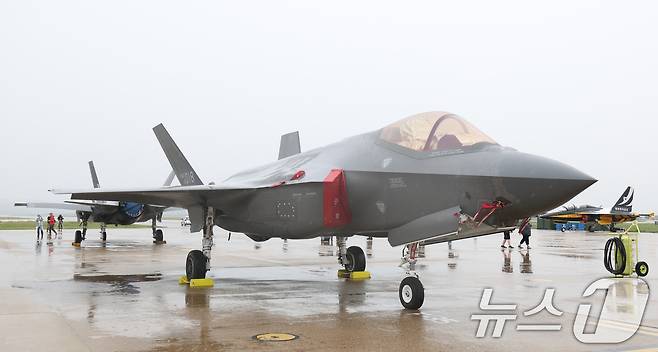 9일 경기 평택시 주한미군 오산공군기지에서 열린 '오산 에어파워데이 2025 미디어데이'에서 대한민국 공군 F-35A가 공개되고 있다. 2025.5.9/뉴스1 ⓒ News1 김영운 기자