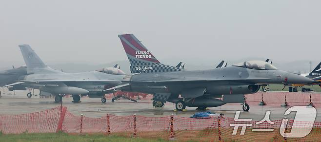 9일 경기 평택시 주한미군 오산공군기지에서 열린 '오산 에어파워데이 2025 미디어데이'에서 대한민국 공군 F-16과 미 공군 F-16이 공개되고 있다. 2025.5.9/뉴스1 ⓒ News1 김영운 기자