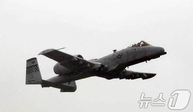 9일 경기 평택시 주한미군 오산공군기지에서 열린 '오산 에어파워데이 2025 미디어데이'에서 미 공군 A-10 공격기가 시범 비행을 하고 있다. 2025.5.9/뉴스1 ⓒ News1 김영운 기자