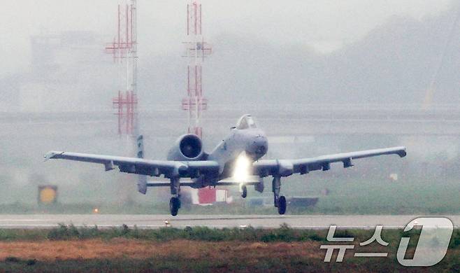 9일 경기 평택시 주한미군 오산공군기지에서 열린 '오산 에어파워데이 2025 미디어데이'에서 미 공군 A-10 공격기가 시범 비행을 하고 있다. 2025.5.9/뉴스1 ⓒ News1 김영운 기자