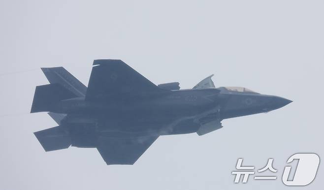 9일 경기 평택시 주한미군 오산공군기지에서 열린 '오산 에어파워데이 2025 미디어데이'에서 미 해병대 F-35B가 시범 비행을 하고 있다. 2025.5.9/뉴스1 ⓒ News1 김영운 기자