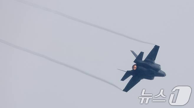 9일 경기 평택시 주한미군 오산공군기지에서 열린 '오산 에어파워데이 2025 미디어데이'에서 미 해병대 F-35B가 시범 비행을 하고 있다. 2025.5.9/뉴스1 ⓒ News1 김영운 기자