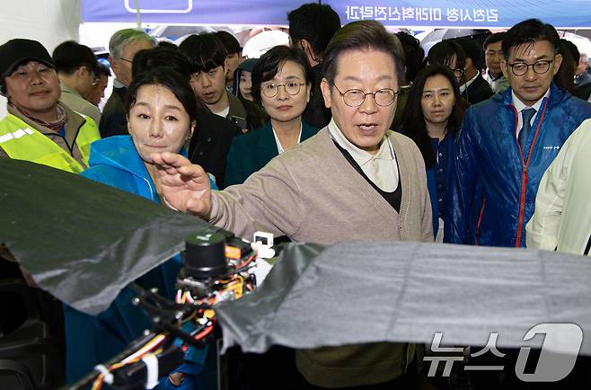 3차 경청투어에 나선 이재명 더불어민주당 대통령 후보가 9일 오후 경북 김천시 김천실내체육관 일대에서 열린 제63회 경북도민체육대회에 마련된 4차산업 체험관을 찾아 드론을 살펴보고 있다. 2025.5.9/뉴스1 ⓒ News1 이재명 기자