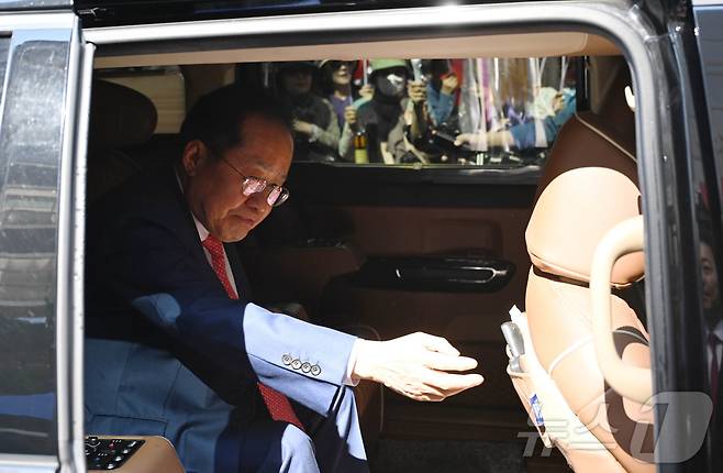 홍준표 후보가 29일 서울 여의도 국민의힘 당사에서 열린 제21대 대통령 후보자 국민의힘 3차 경선 진출자 발표 행사에서 탈락 발표가 난 후 퇴장하고 있다. 2025.4.29/뉴스1 ⓒ News1 국회사진취재단