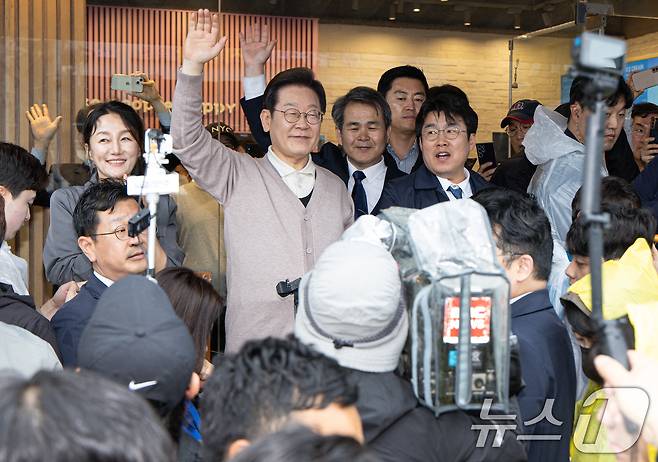 3차 경청투어에 나선 이재명 더불어민주당 대통령 후보가 9일 오후 경북 칠곡군의 한 거리를 찾아 연설을 하고 있다. 2025.5.9/뉴스1 ⓒ News1 이재명 기자