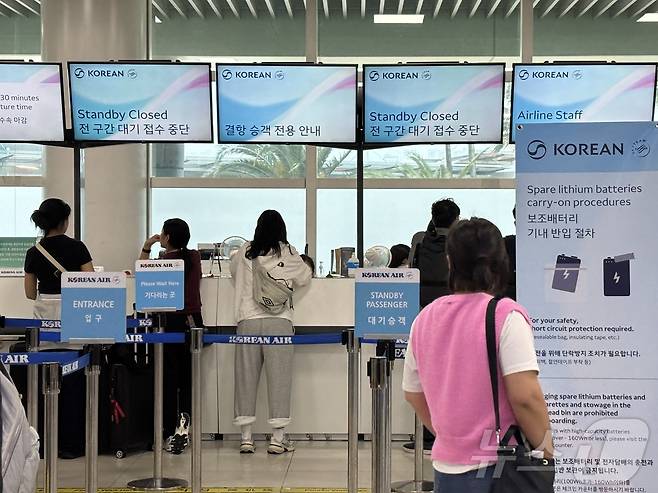 9일 제주에 강풍특보가 발효 중인 가운데 제주국제공항 3층이 이용객들로 붐비고 있다. 이날 오후 1시 기준 제주를 기점으로 한 항공편 68편이 결항되고 70편은 지연됐다.2025.5.9/뉴스1 ⓒ News1 홍수영 기자