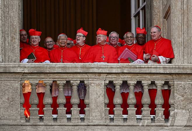 신임 교황 레오14세 선출에 기뻐하는 추기경들. 앞줄 왼쪽에서 두 번째 한국의 유흥식 추기경의 모습도 보인다. 2025.05.08. ⓒ 로이터=뉴스1 ⓒ News1 이지예 객원기자