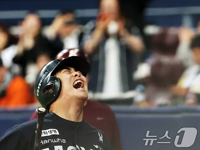 9일 오후 서울 구로구 고척스카이돔에서 열린 프로야구 '2025 신한 SOL뱅크 KBO리그' 한화 이글스와 키움 히어로즈의 경기 9회말 2사 주자 없는 상황에서 솔로홈런을 친 한화 문현빈이 기뻐하고 있다. ⓒ News1 황기선 기자