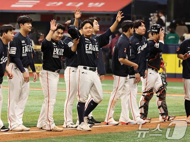 9일 오후 서울 구로구 고척스카이돔에서 열린 프로야구 '2025 신한 SOL뱅크 KBO리그' 한화 이글스와 키움 히어로즈의 경기에서 7대5로 승리한 한화 선수들이 기뻐하고 있다. 이날 한화는 26년만에 10연승을 기록했다. 2025.5.9/뉴스1 ⓒ News1 황기선 기자
