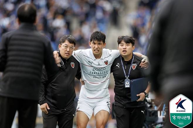 포항 조성욱(가운데)이 울산전에서 부상으로 그라운드를 빠져 나오고 있다. 사진 | 한국프로축구연맹
