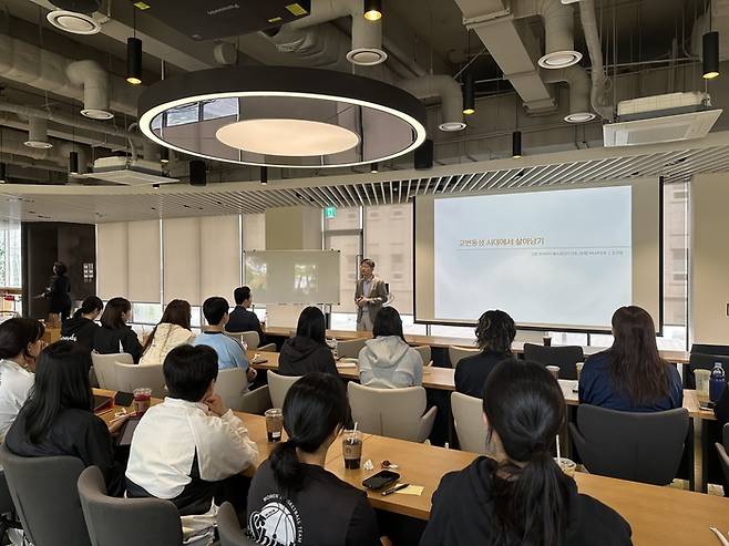 신한 프리미어 패스파인더가 신한은행 에스버드 농구단 특별 강연을 진행했다. 사진 | 신한 프리미어 패스파인더