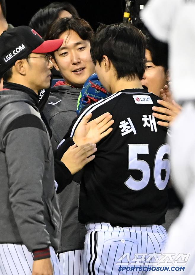 7일 잠실야구장에서 열린 LG와 두산의 경기, 4회말 투구를 무실점으로 마친 LG 최채흥이 손주영의 환영을 받고 있다. 잠실=허상욱 기자wook@sportschosun.com/2025.05.07/