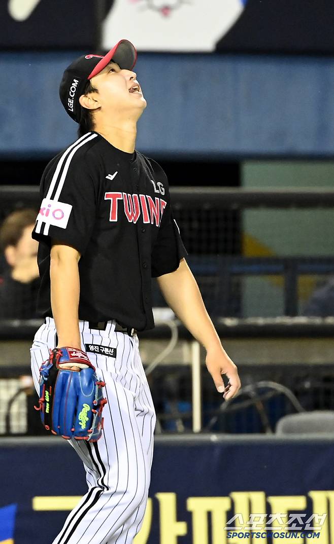 7일 잠실야구장에서 열린 LG와 두산의 경기, 5회말 LG 최채흥이 무사 1,2루 두산 강승호에 1타점 2루타를 내주며 아쉬워하고 있다. 잠실=허상욱 기자wook@sportschosun.com/2025.05.07/