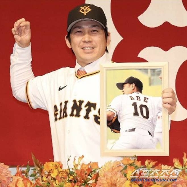 가이가 지난해 말 요미우리 입단식에서 아베 감독의 현역 시절 사진을 들고 포즈를 취했다. 사진캡처=요미우리 자이언츠 SNS