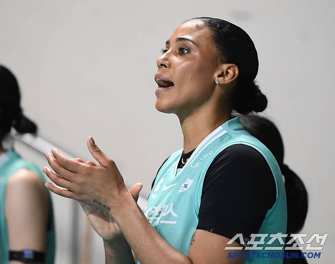 20일 서울 장충체육관에서 열린 GS칼텍스와 흥국생명의 경기. GS칼텍스 실바가 웜업존에서 선수들을 응원하고 있다. 장충체=정재근 기자 cjg@sportschosun.com/2025.3.20/