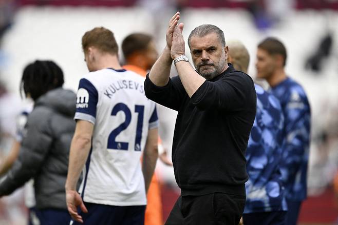 Soccer Football - Premier League - West Ham United v Tottenham Hotspur - London Stadium, London, Britain - May 4, 2025 Tottenham Hotspur manager Ange Postecoglou applauds fans after the match REUTERS/Tony O Brien EDITORIAL USE ONLY. NO USE WITH UNAUTHORIZED AUDIO, VIDEO, DATA, FIXTURE LISTS, CLUB/LEAGUE LOGOS OR 'LIVE' SERVICES. ONLINE IN-MATCH USE LIMITED TO 120 IMAGES, NO VIDEO EMULATION. NO USE IN BETTING, GAMES OR SINGLE CLUB/LEAGUE/PLAYER PUBLICATIONS. PLEASE CONTACT YOUR ACCOUNT REPRESENTATIVE FOR FURTHER DETAILS..
<저작권자(c) 연합뉴스, 무단 전재-재배포, AI 학습 및 활용 금지>