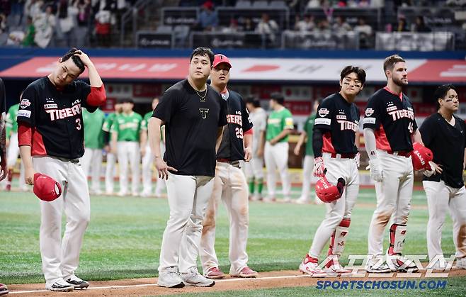 7일 고척돔에서 열린 KBO리그 키움과 KIA의 경기. 키움이 KIA에 11대 10으로 역전승을 거뒀다. 경기 종료 후 그라운드를 나서는 KIA 선수들. 고척=송정헌 기자songs@sportschosun.com/2025.05.07/