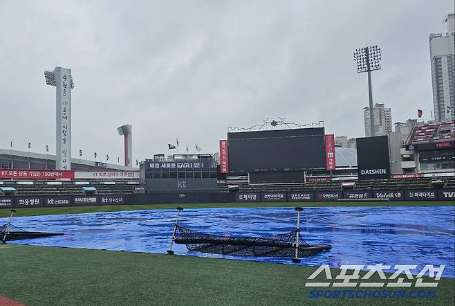 9일 롯데-KT전이 예정된 수원 KT위즈파크. 방수포 위로 비가 많이 내린 모습이다. 수원=권인하 기자