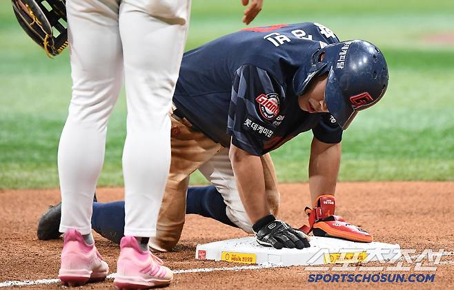 1일 서울 고척스카이돔에서 열린 롯데-키움전. 9회초 2사 2루 고승민의 유격수 땅볼 때 3루에 슬라이딩한 황성빈. 고척=정재근 기자 cjg@sportschosun.com/2025.5.1/