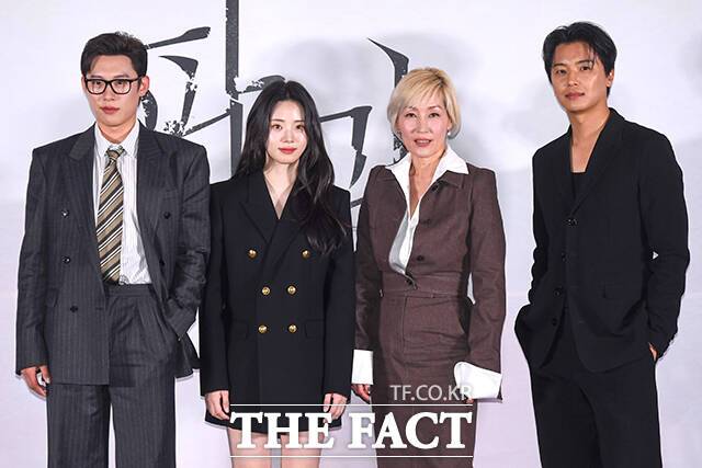 배우 김성철 신시아 이혜영 연우진(왼쪽부터)이 출연한 영화 '파과'는 바퀴벌레 같은 인간들을 처리하는 '신성방역'에서 40년간 활동 중인 레전드 킬러 조각과 그를 쫓는 미스터리한 킬러 투우의 숨 막히는 핏빛 대결을 그린다. /장윤석 기자