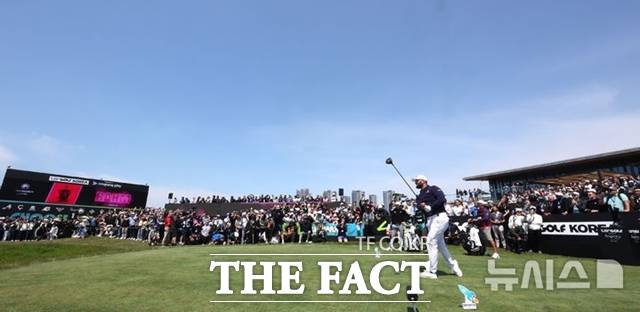 LIV 골프 코리아 1라운드 경기가 열린 2일 인천 연수구 잭니클라우스CC 1번홀에서 갤러리들이 존 람의 티샷을 지켜보고 있다./인천=뉴시스