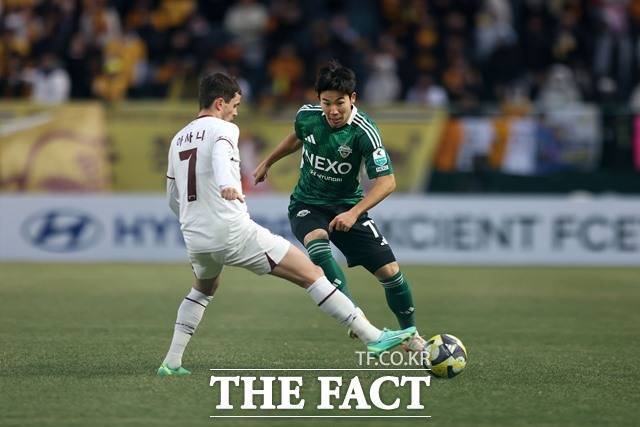 오는 11일(일) 오후 7시 광주월드컵경기장에서 올 시즌 두 번째 맞대결을 펼치는 광주와 전북의 지난 경기 장면./K리그