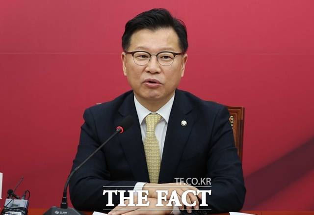 이양수 국민의힘 사무총장이 9일 오후 서울 여의도 국회에서 열린 '후보 단일화 논란' 관련 기자간담회에서 취재진의 질문에 답변하고 있다. /뉴시스