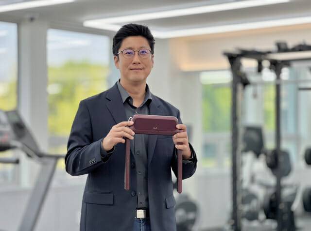 김용재 위로보틱스 대표가 웨어러블 로봇 '윔S'를 소개하고 있다. (사진=지디넷코리아 신영빈 기자)