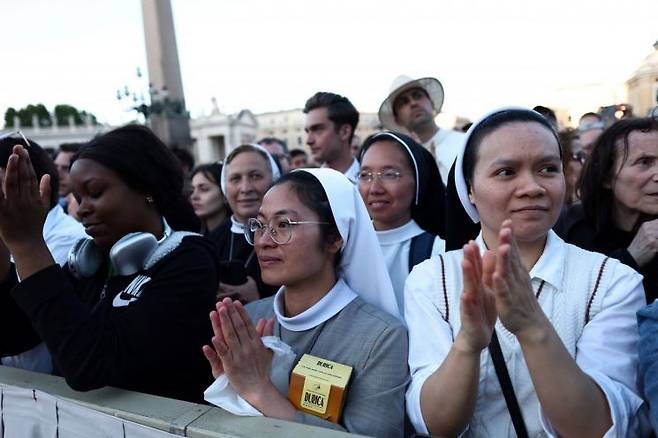 프란치스코 교황 재임 중에는 교회 회의체인 '세계주교대의원회의'에 여성 평신도가 일부 참여하는 등 변화가 있었다. 다만 여성 성직 허용 논의는 여전히 초기 단계에 머물러 있는 것으로 알려졌다. 로이터·연합뉴스